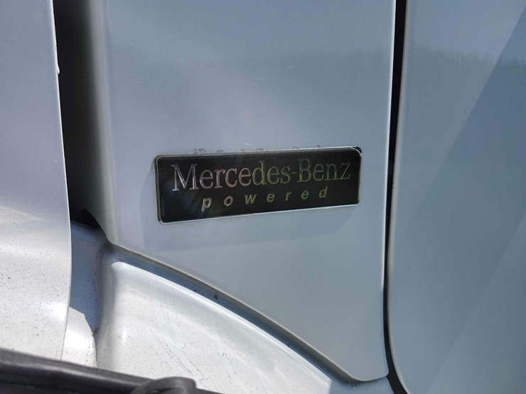 2007-freightliner-business-class-m2-tandem-truck-image-2
