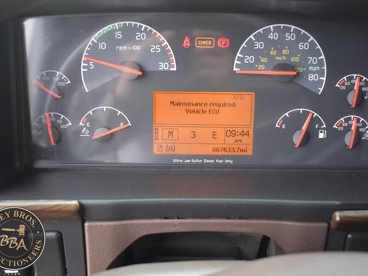 2014-volvo-vnl64t670-image-63