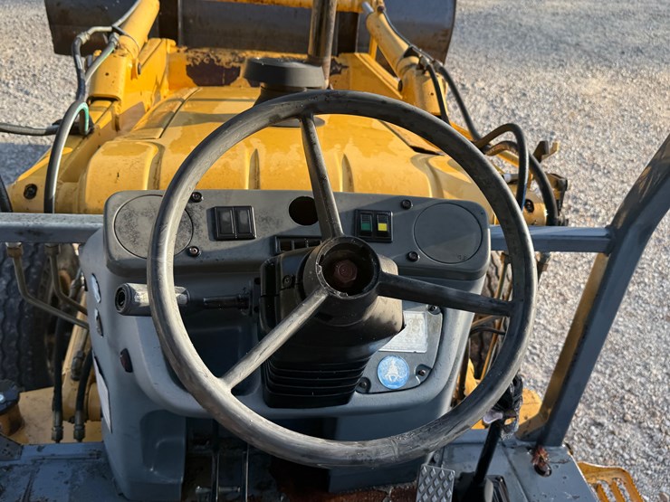 new-holland-555e-image-41