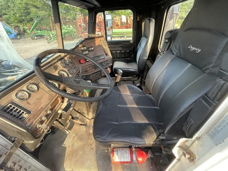 1999-freightliner-fld120-image-18