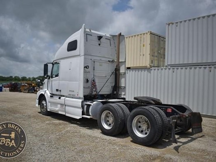 2014-volvo-vnl64t670-image-4