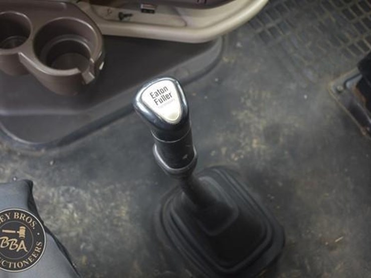 2014-volvo-vnl64t670-image-64