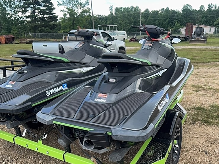 yamaha-wave-runners-ex-deluxe-one-not-running--will-need-engine-work-image-5