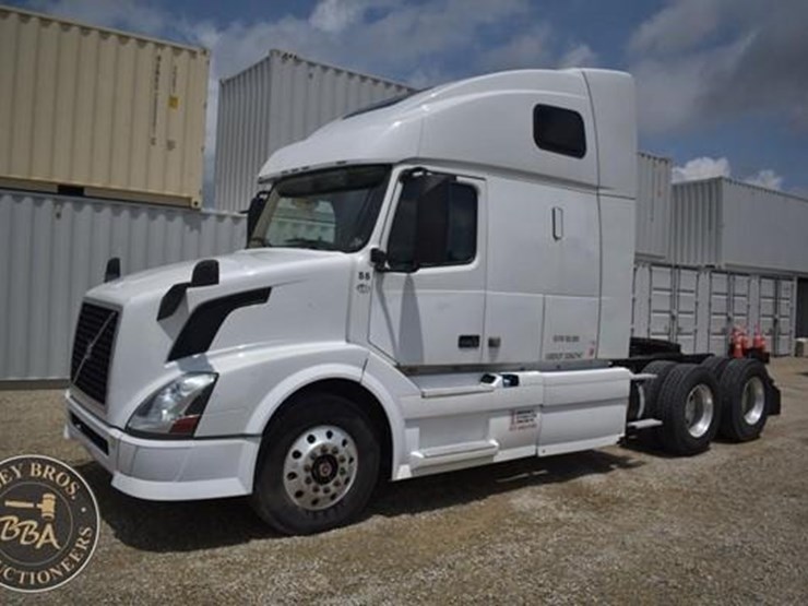 2014-volvo-vnl64t670-image-1