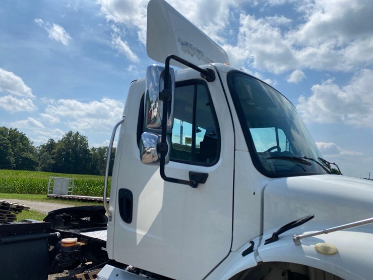 2014-freightliner-m2-image-14