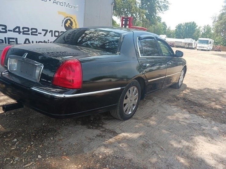 2007-lincoln-town-car-inop-signature-image-8