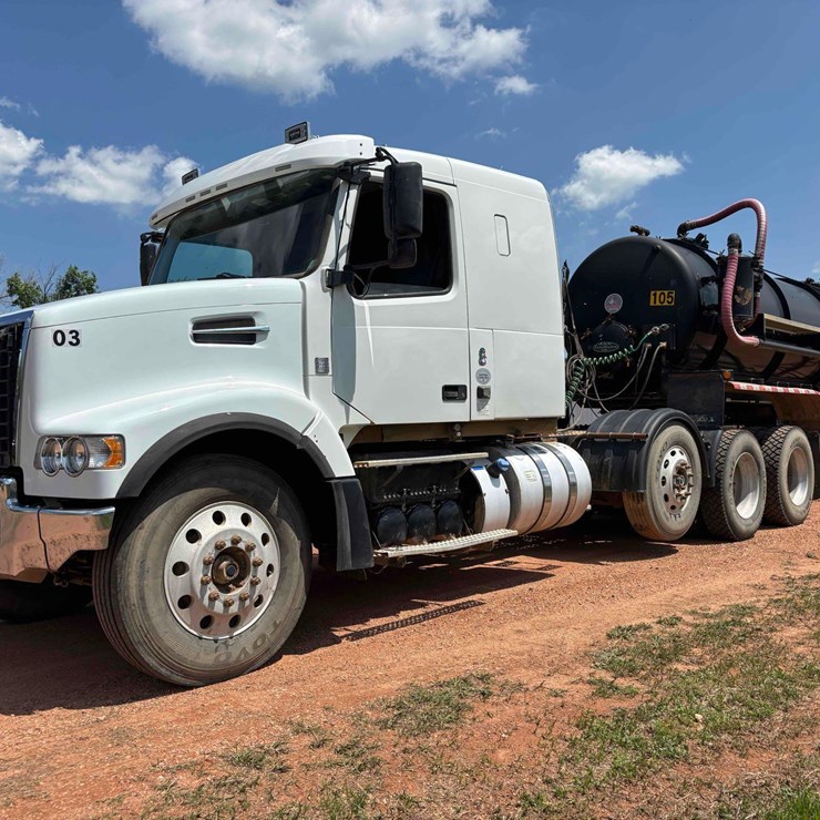 2014 Volvo VHD Semi