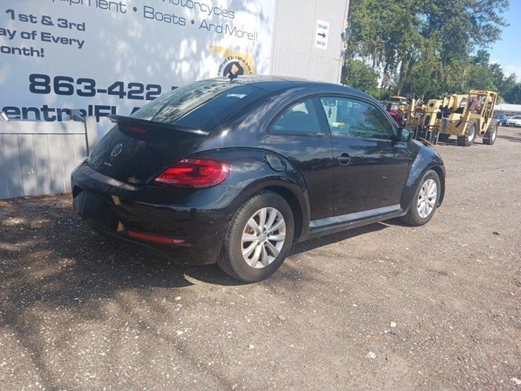 2018-volkswage-beetle-runs/moves-2.0t-s-image-8