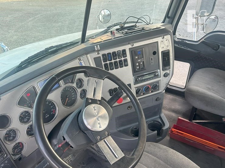 2012-mack-pinnacle-cxu613-image-18