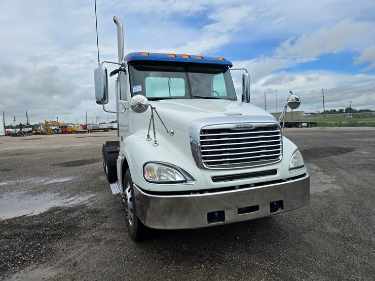 2018-freightliner-columbia-120-image-32