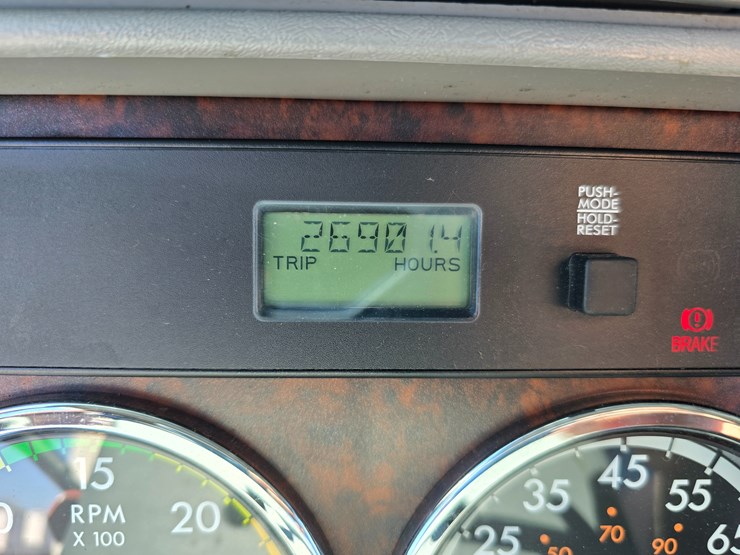 2020-freightliner-columbia-120-image-90