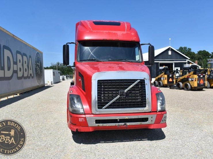 2005-volvo-vnl64t670-image-23