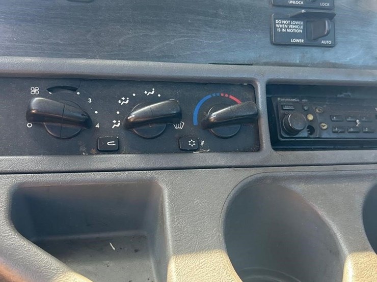 2006-freightliner-columbia-120-image-56