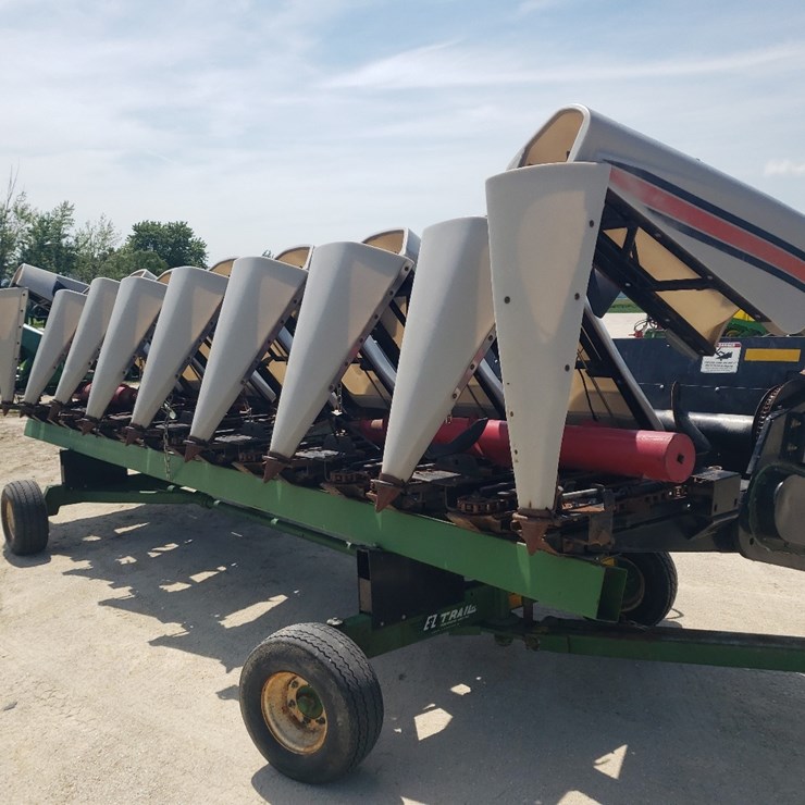 2002 Agco 830 Huggar Corn Head - 8 row