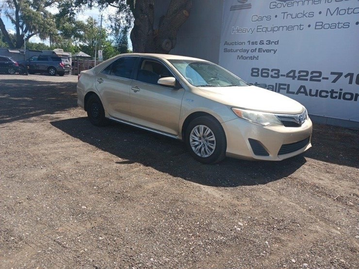 2012-toyota-camry-hybrid-le-runs/moves-image-2