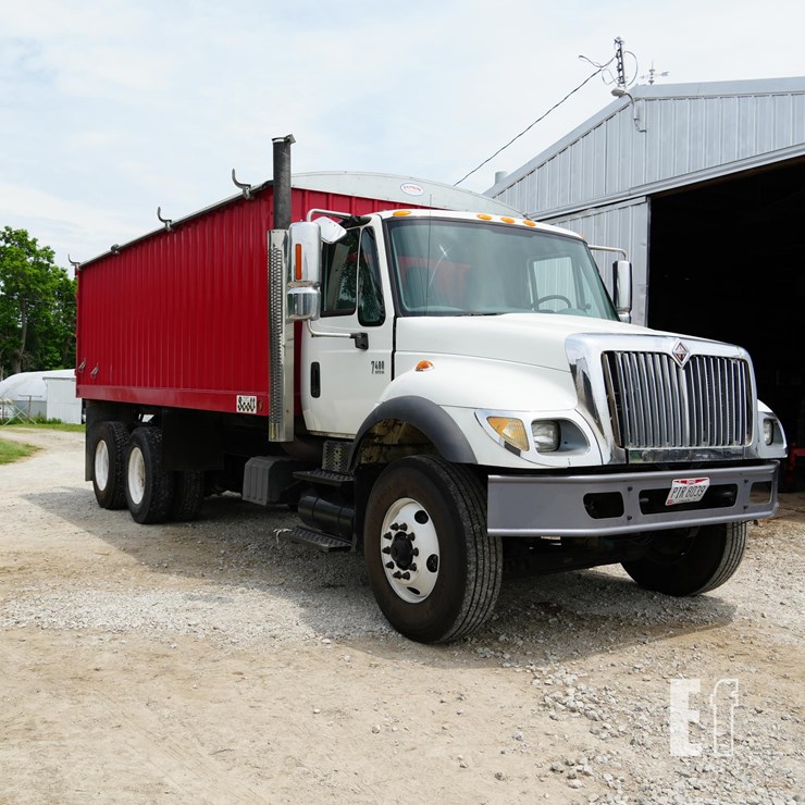 2002 INTERNATIONAL 7400