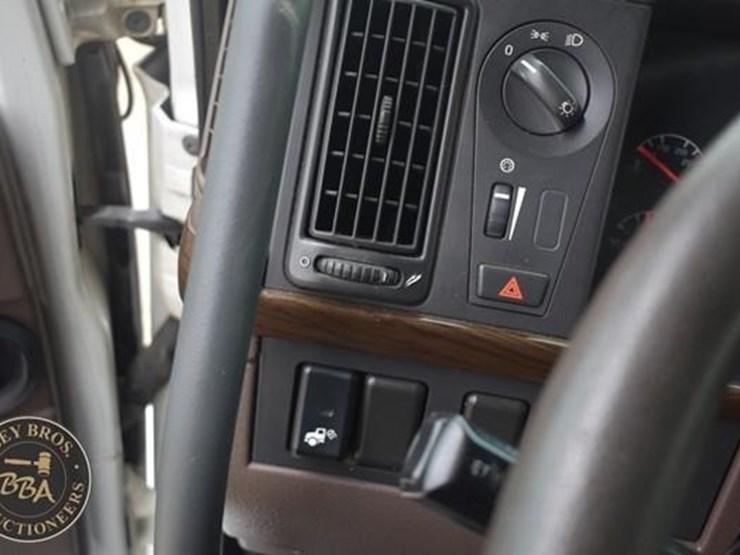 2014-volvo-vnl64t670-image-66