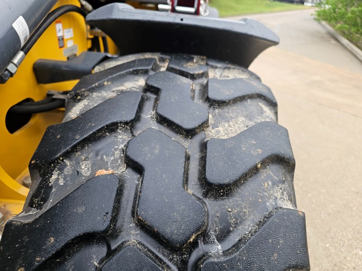 #17574-•-2024-deere-324-wheel-loader-image-30