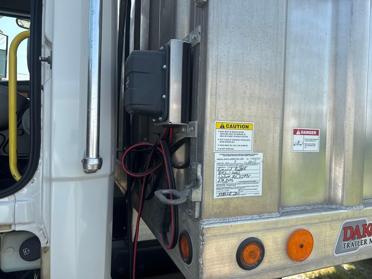 2003-freightliner-fl80-image-44