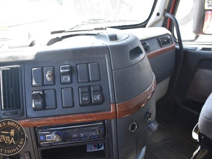 2005-volvo-vnl64t670-image-60