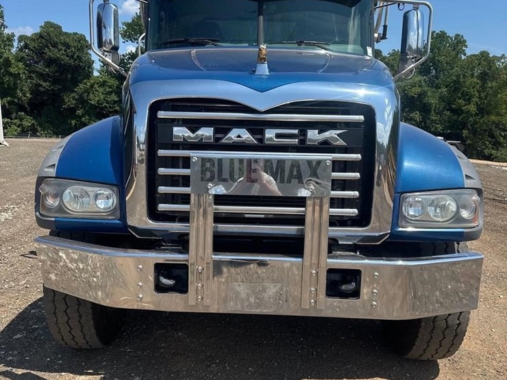 2021-mack-granite-64fr-image-2