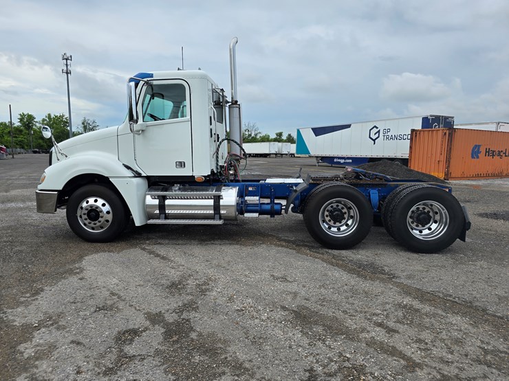 2018-freightliner-columbia-120-image-8