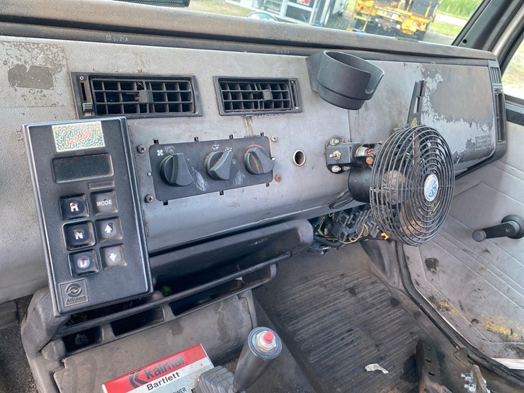 1998-freightliner-fl70-image-46