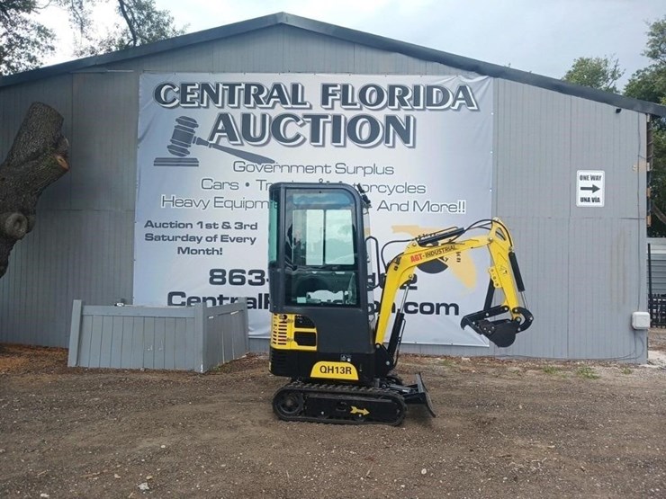 agt-mini-excavator-runs/moves-image-1
