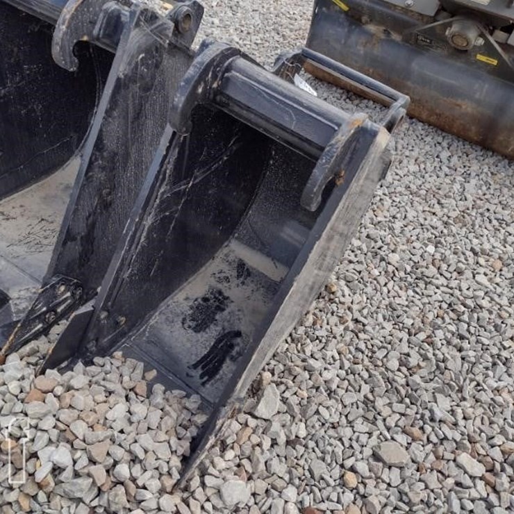 12 IN EXCAVATOR BUCKET