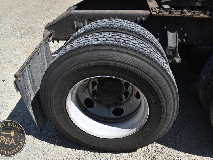 2005-volvo-vnl64t670-image-54