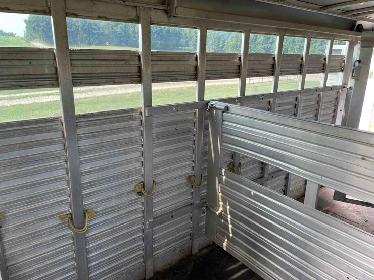 2006-8’x28’-c&c-aluminum-livestock-trailer-image-58