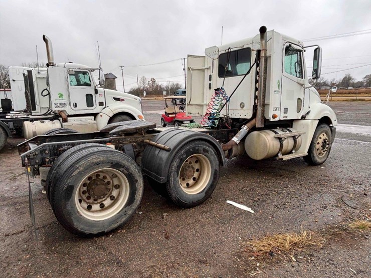 2009-freightliner-columbia-120-image-4