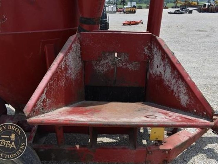 new-holland-353-image-24