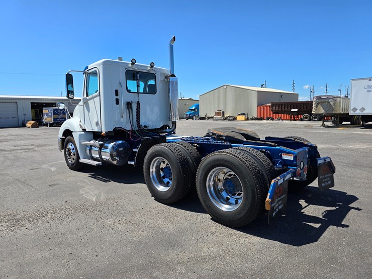 2020-freightliner-columbia-120-image-20