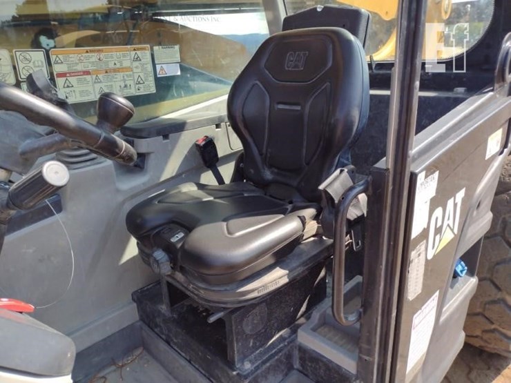 2019-caterpillar-tl1055d-image-12