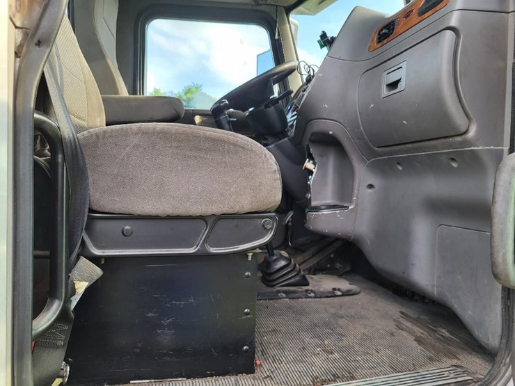 2008-peterbilt-384-image-58