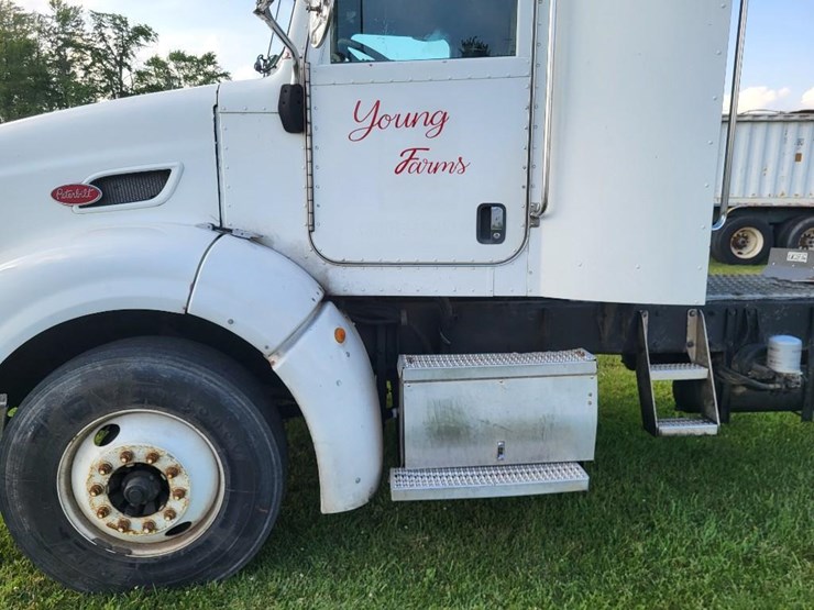 2008-peterbilt-384-image-15