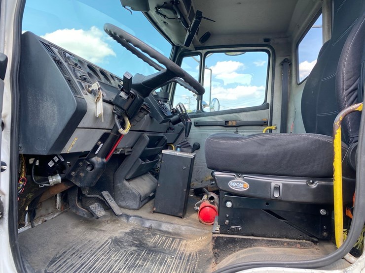 1998-freightliner-fl70-image-44