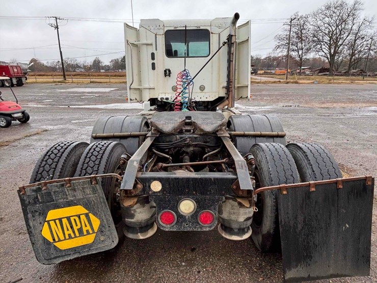 2009-freightliner-columbia-120-image-5