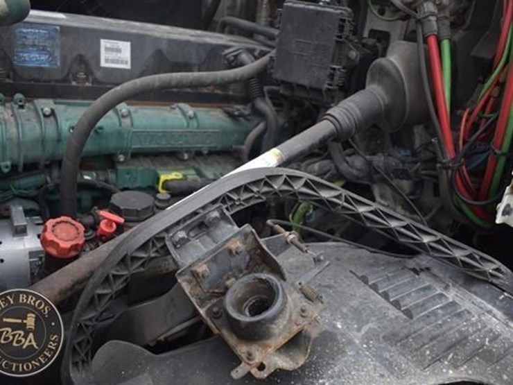 2014-volvo-vnl64t670-image-12
