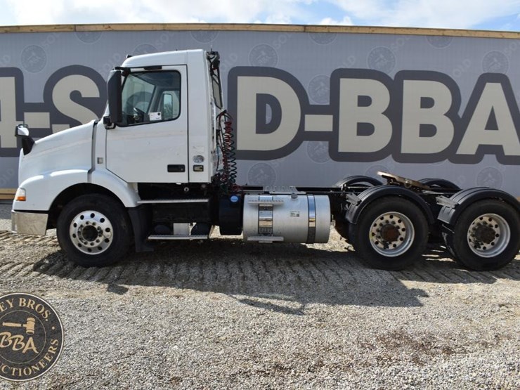 2015-volvo-vnm64t200-image-7