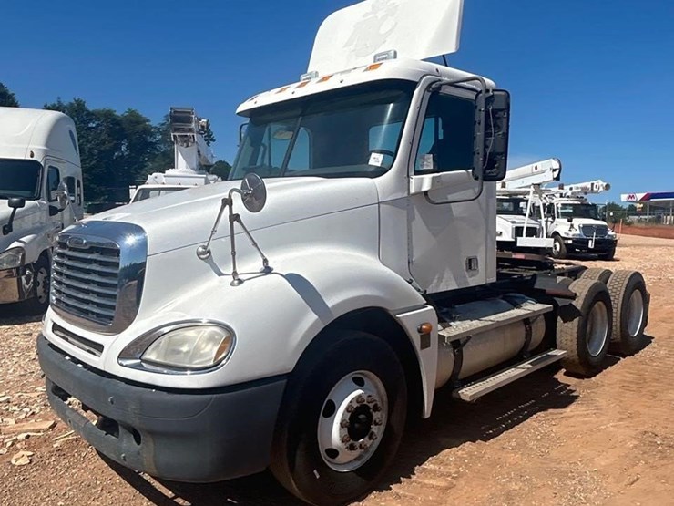 2006-freightliner-columbia-120-image-21