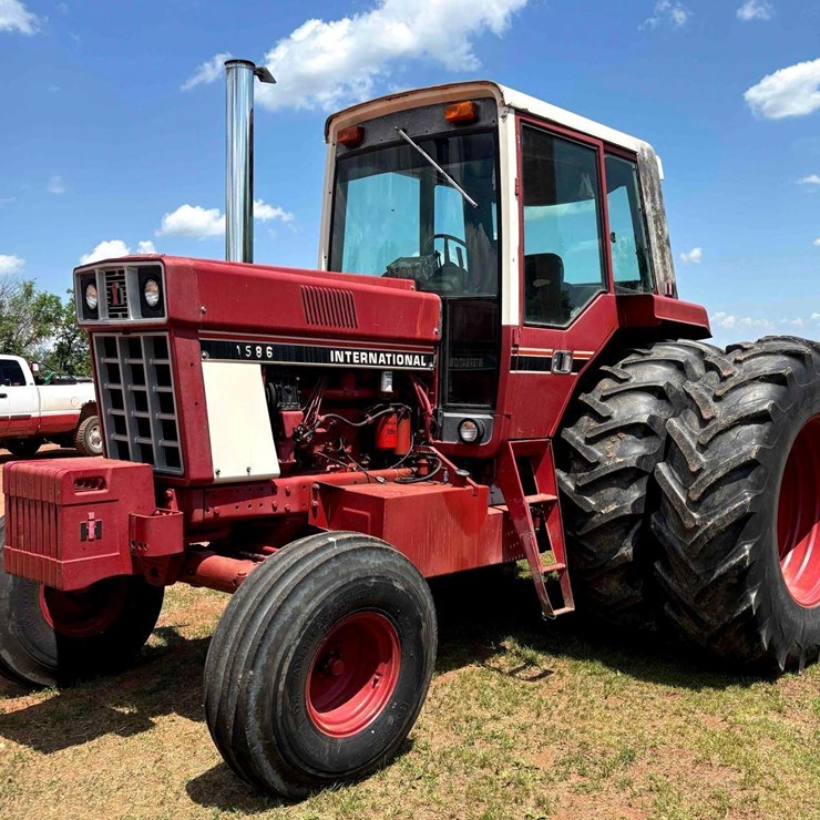 1977 IH 1586 Tractor