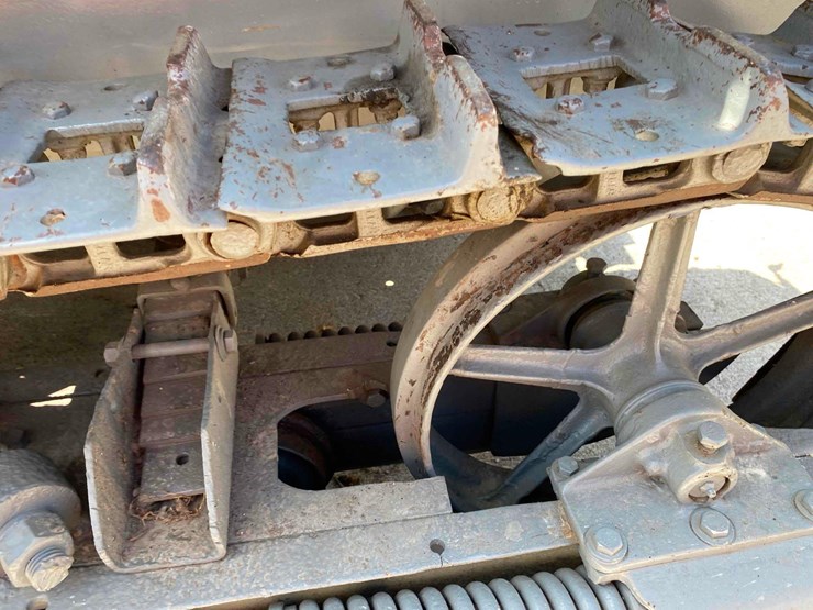 caterpillar-10-ag-crawler-image-19