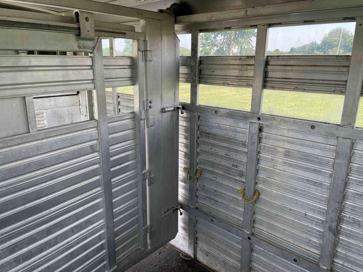 2006-8’x28’-c&c-aluminum-livestock-trailer-image-67