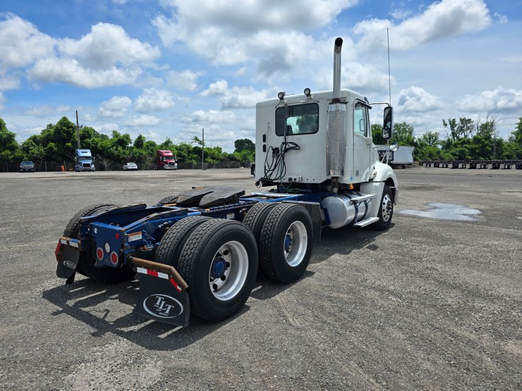 2020-freightliner-columbia-120-image-19