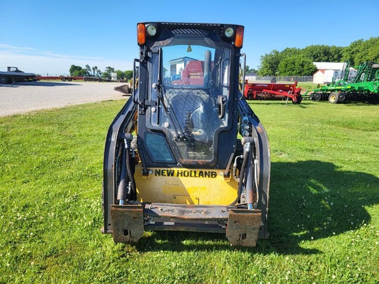 2014-new-holland-l216-image-7