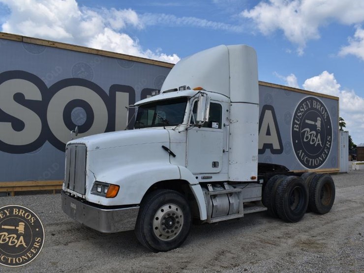 1999-freightliner-fld112-image-2