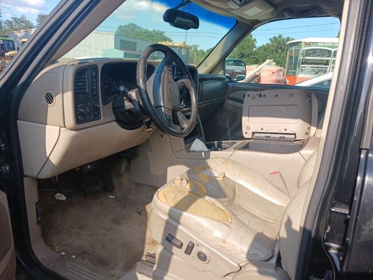 2003-chevrolet-tahoe-image-3