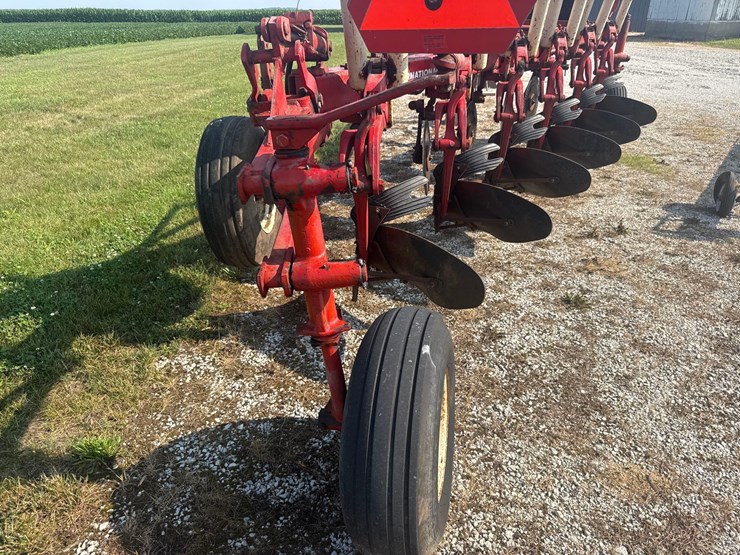 6x18-ih-720-on-land-plow-image-4
